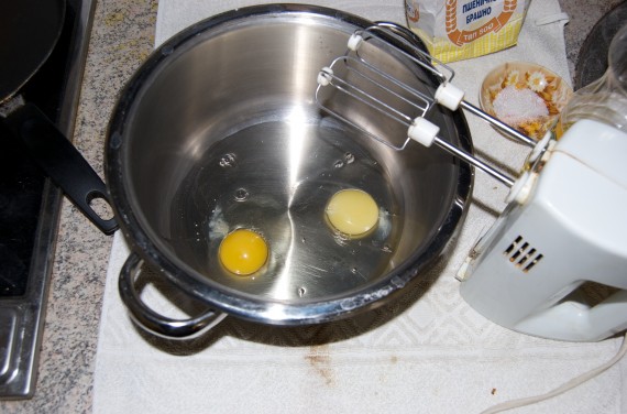 Break the eggs in the pot
