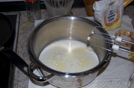 Add 200-300 gr. of milk to the eggs and 100 gr. of water